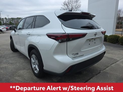 Used 2024 Toyota Highlander LE image 4