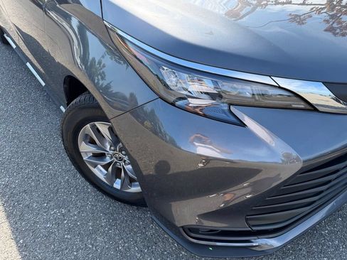 Used 2025 Toyota Sienna LE w/ LE Plus Package FWD image 2