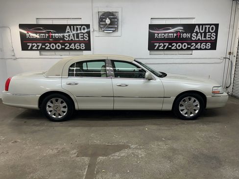 Used 2004 Lincoln Town Car Ultimate image 2