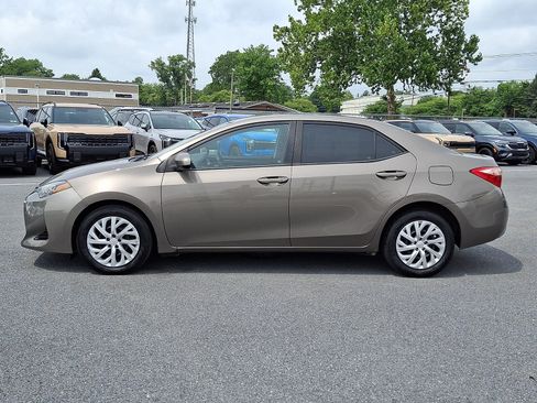 Used 2017 Toyota Corolla LE w/ Carpet Mat Package (TMS) FWD image 8