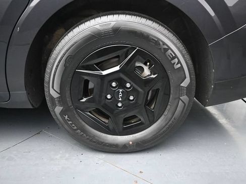 Used 2025 Kia Carnival FWD image 10
