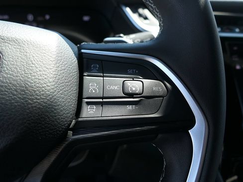 Used 2025 Jeep Grand Cherokee Laredo RWD image 15