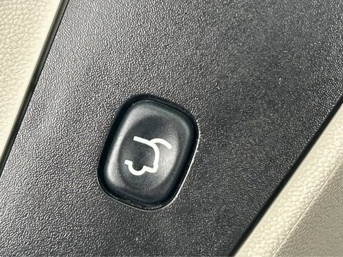 Used 2014 Dodge Grand Caravan SXT w/ UConnect Hands-Free Group image 8