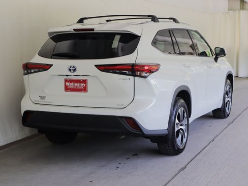 Used 2021 Toyota Highlander XLE AWD/4WD image 7
