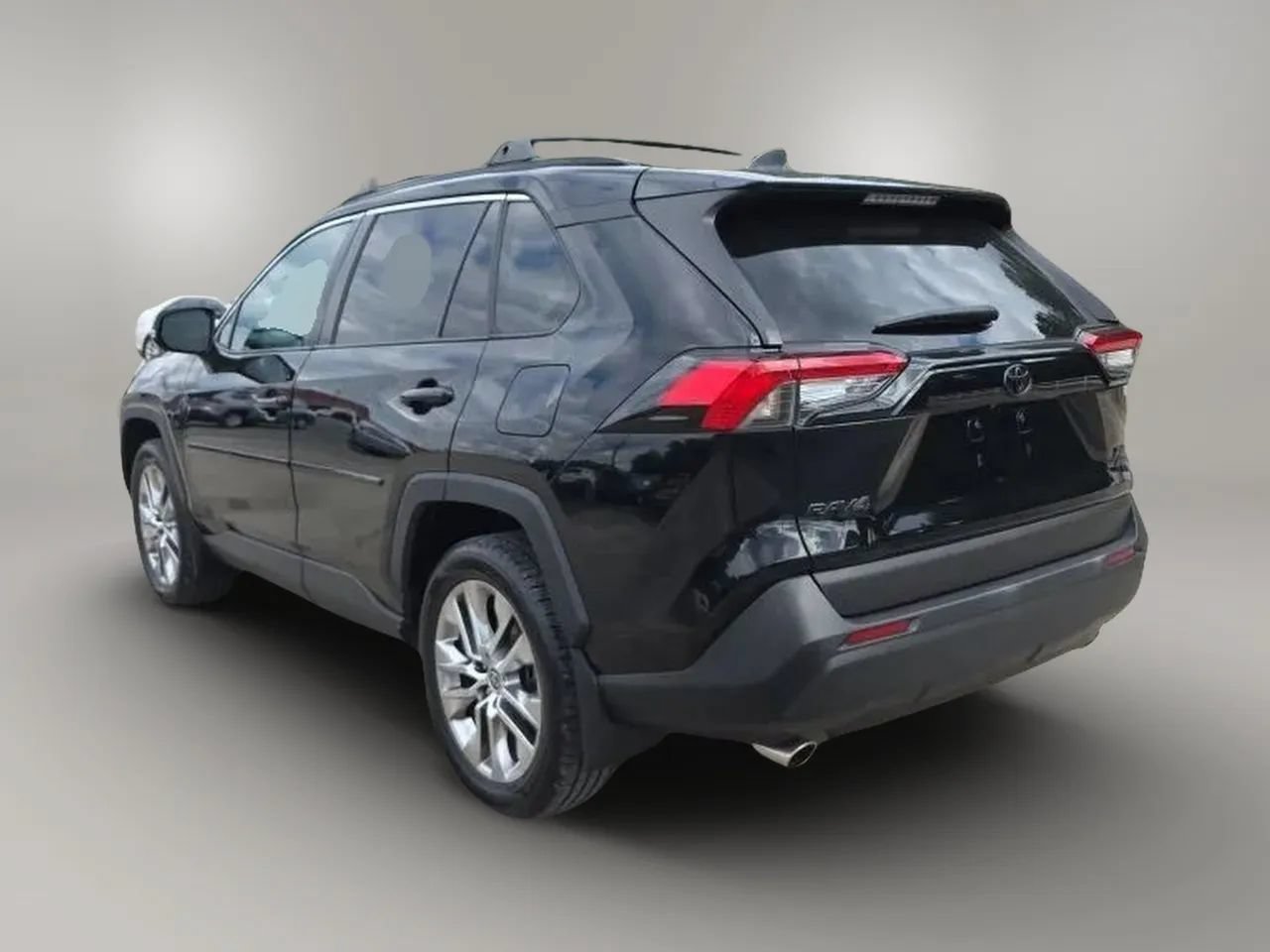 Used 2021 Toyota RAV4 XLE Premium AWD/4WD image 6