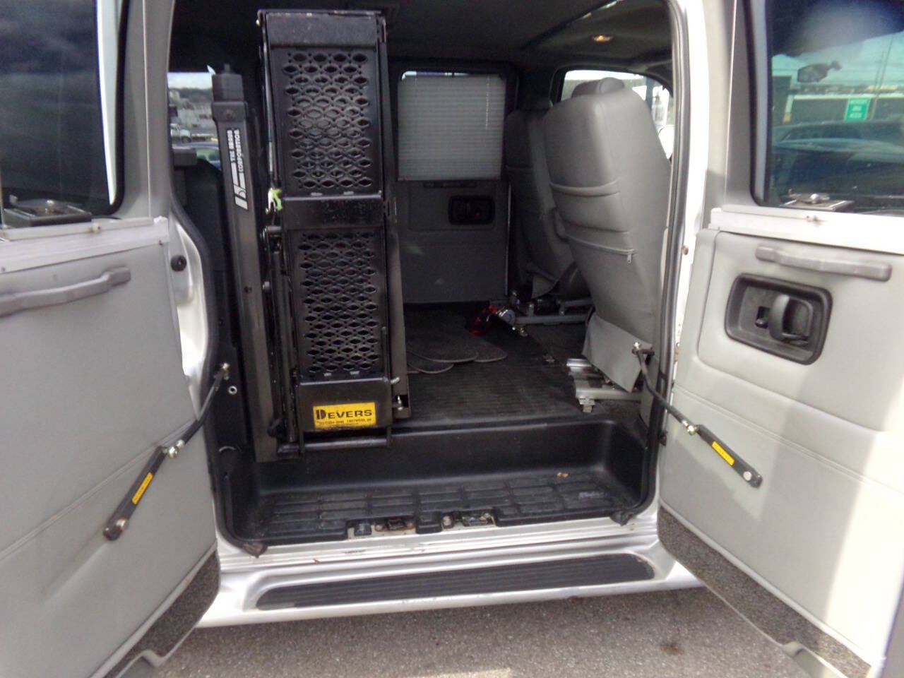 Used 2010 GMC Savana 1500 w/ Preferred Equipment Group RWD image 29