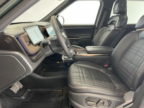 Used 2025 Rivian R1S Premium image 14