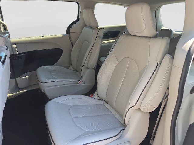 Used 2020 Chrysler Pacifica Limited w/ Advanced Safetytec Group FWD image 33