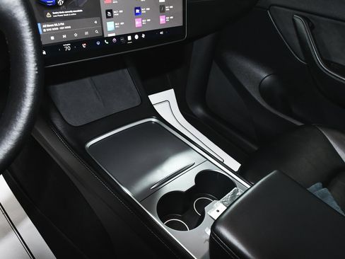 Used 2022 Tesla Model Y Long Range image 39