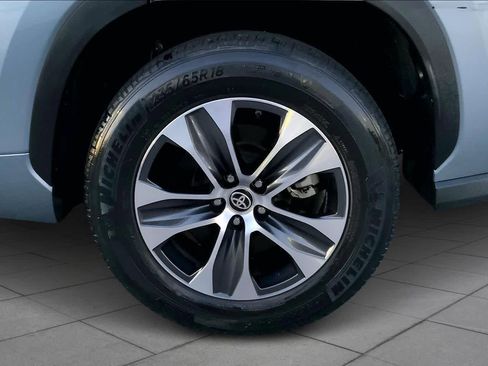 Used 2023 Toyota Highlander XLE image 11