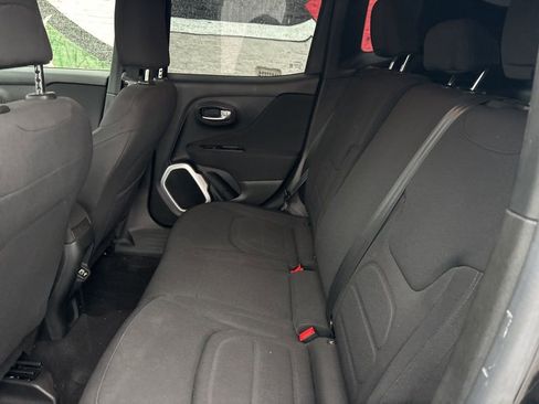 Used 2018 Jeep Renegade Latitude FWD image 23