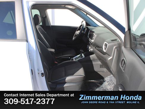 Used 2022 Hyundai Venue Limited image 18