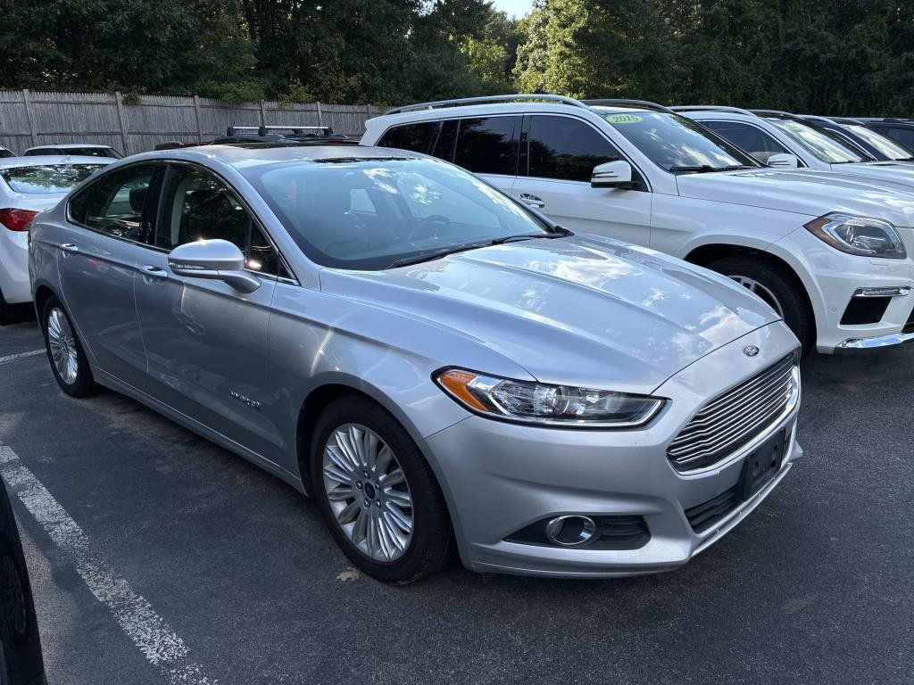 Used 2015 Ford Fusion SE w/ Equipment Group 502A FWD image 2