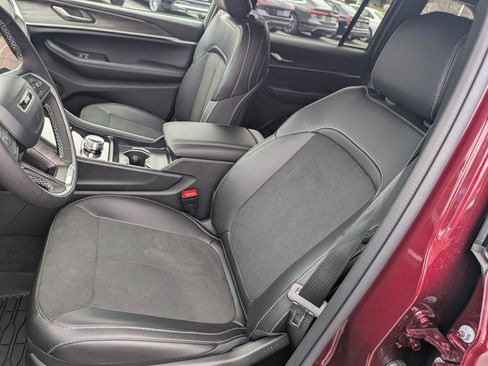 New 2026 Jeep Grand Cherokee Altitude AWD/4WD image 18