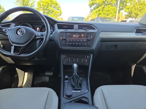 Used 2018 Volkswagen Tiguan SE AWD/4WD image 18
