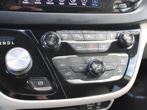 Used 2018 Chrysler Pacifica Touring-L Plus w/ Advanced Safetytec Group image 19