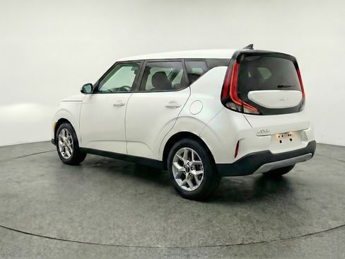 Used 2025 Kia Soul LX w/ LX Technology Package FWD image 6