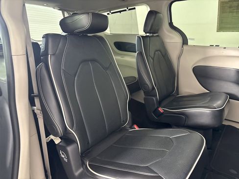 Used 2024 Chrysler Pacifica Limited FWD image 23