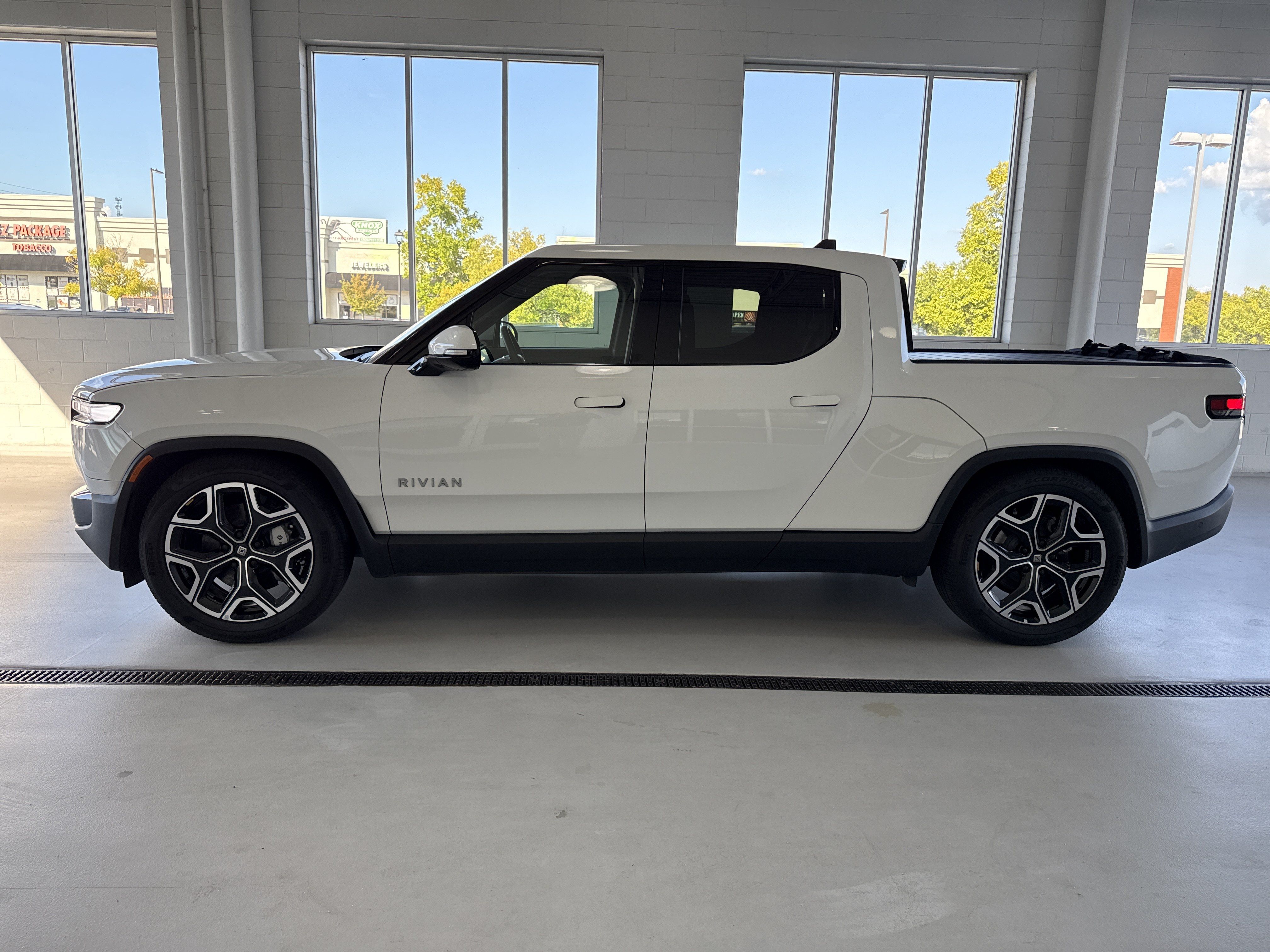 Used 2025 Rivian R1T Adventure Dual AWD/4WD image 7