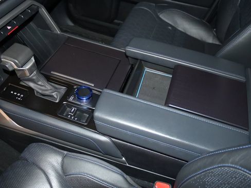 Used 2022 Toyota Tundra Platinum image 38