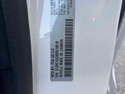 Used 2025 Chrysler Pacifica Limited FWD image 43