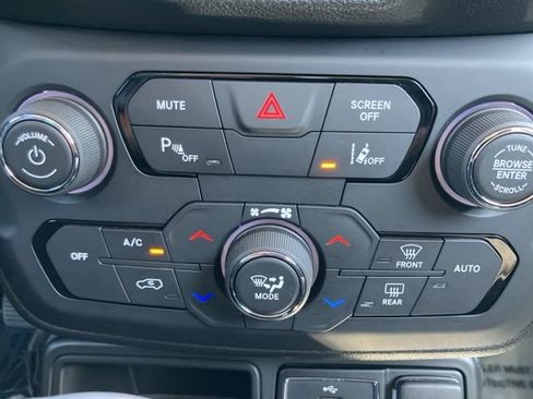 Used 2018 Jeep Renegade Altitude w/ Advanced Technology Group FWD image 11