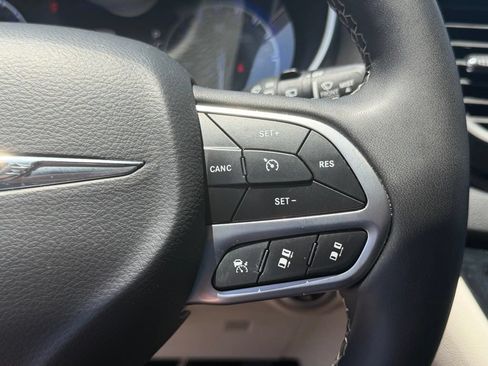 Used 2024 Chrysler Pacifica Touring-L FWD image 20