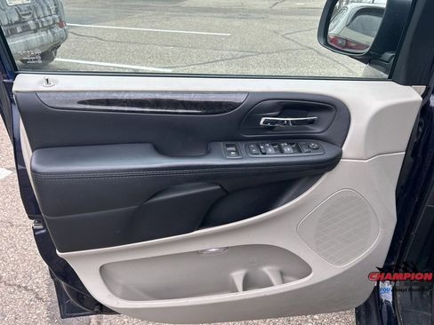 Used 2014 Dodge Grand Caravan SXT image 13