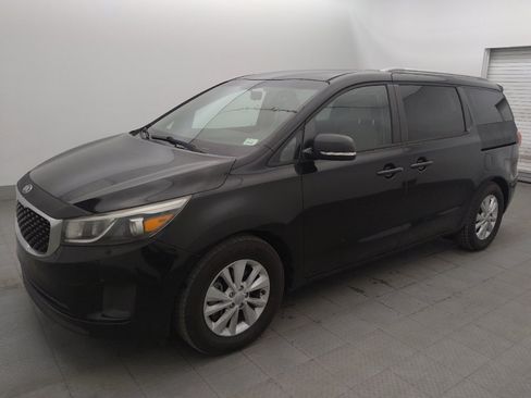 Used 2017 Kia Sedona LX w/ LX Essentials Premium Package FWD image 2