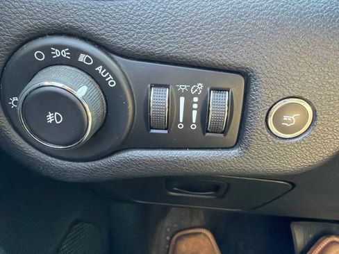 Used 2019 Jeep Cherokee Trailhawk AWD/4WD image 16