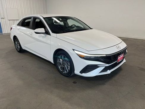 Used 2024 Hyundai Elantra SEL FWD image 1