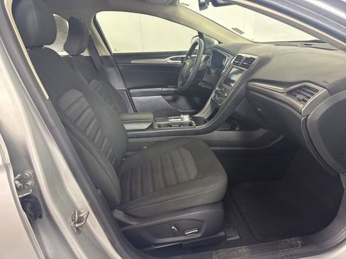 Used 2019 Ford Fusion SE image 4