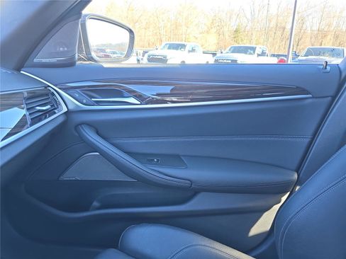 Used 2023 BMW 530e xDrive w/ Premium Package image 23