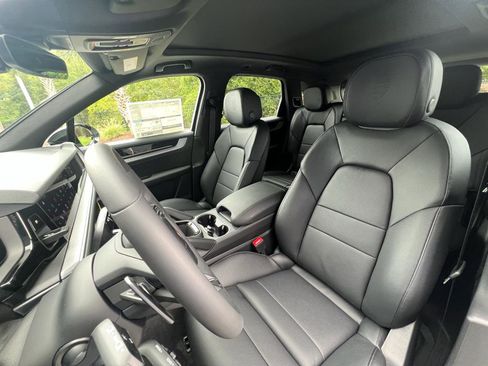 New 2025 Porsche Cayenne image 5
