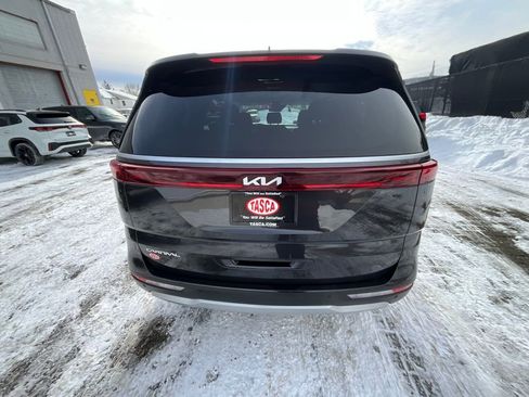 Used 2024 Kia Carnival EX image 3