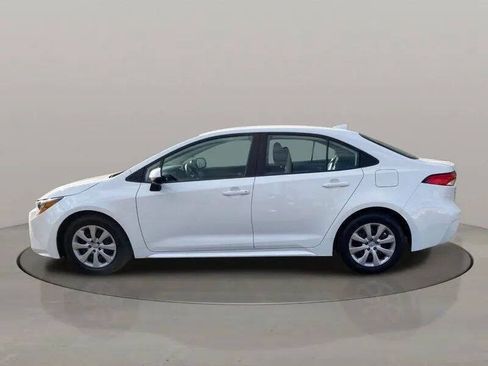 Used 2022 Toyota Corolla LE FWD image 3