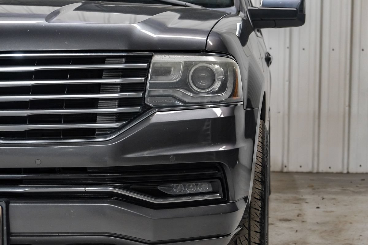 Used 2016 Lincoln Navigator Select RWD image 33