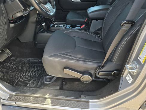 Used 2018 Jeep Wrangler Unlimited Sahara w/ Connectivity Group AWD/4WD image 18