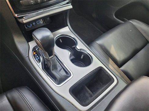 Used 2022 Jeep Grand Cherokee Limited image 27