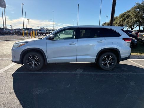 Used 2017 Toyota Highlander LE image 3
