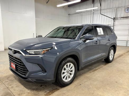 Used 2024 Toyota Grand Highlander AWD image 3