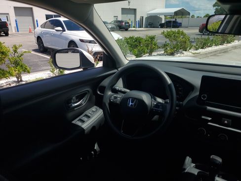Used 2025 Honda HR-V LX image 17
