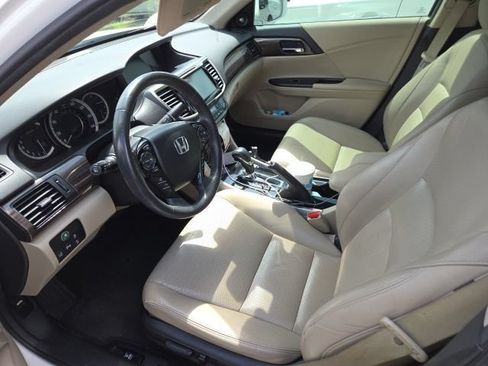 Used 2017 Honda Accord Touring image 3