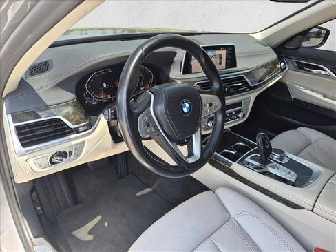 Used 2022 BMW 740i RWD image 9