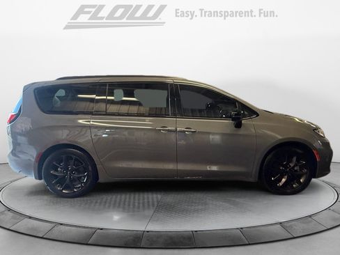 Used 2025 Chrysler Pacifica Limited FWD image 10