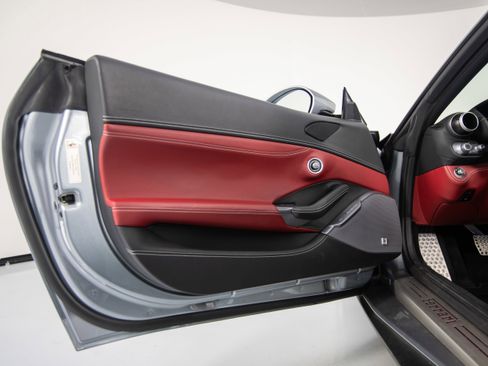 Certified 2019 Ferrari Portofino image 11