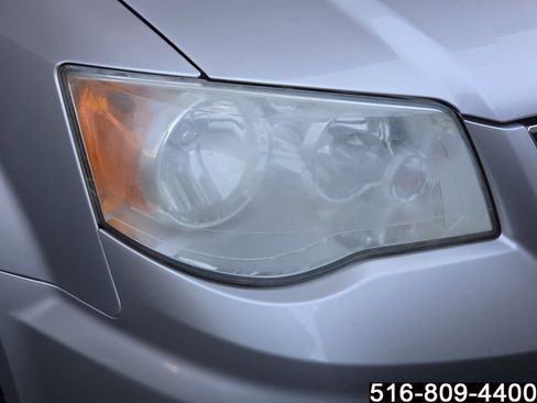 Used 2012 Chrysler Town & Country Touring image 9