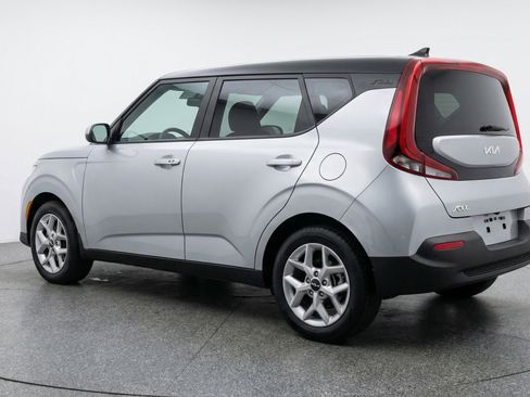 Used 2025 Kia Soul LX w/ LX Technology Package FWD image 6