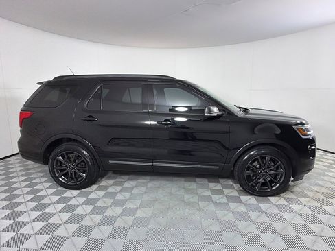 Used 2018 Ford Explorer XLT w/ XLT Appearance Package AWD/4WD image 4