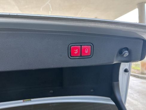 Used 2014 Mercedes-Benz E 550 4MATIC Sedan image 31